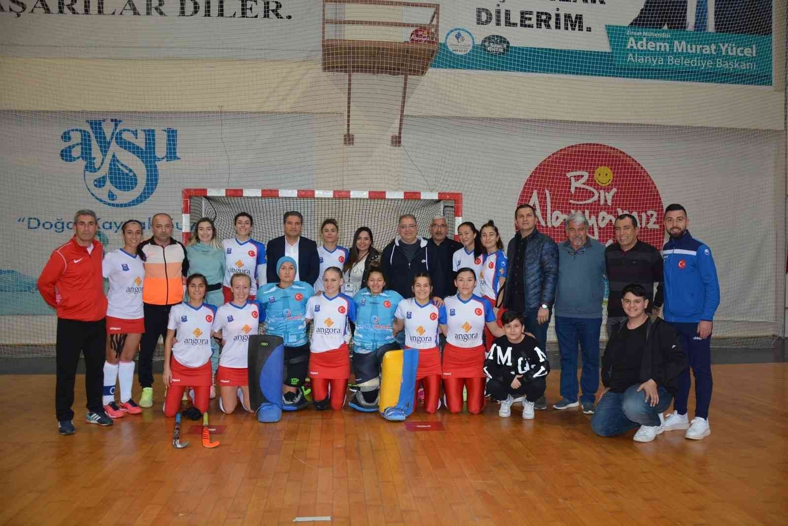 Gaziantep Polisgücü Spor Kulübü kadın ve erkek hokey takımları, yarın başlayacak olan THF Kadın ve Erkekler Açık Alan Süper Ligi hazırlıklarını ...