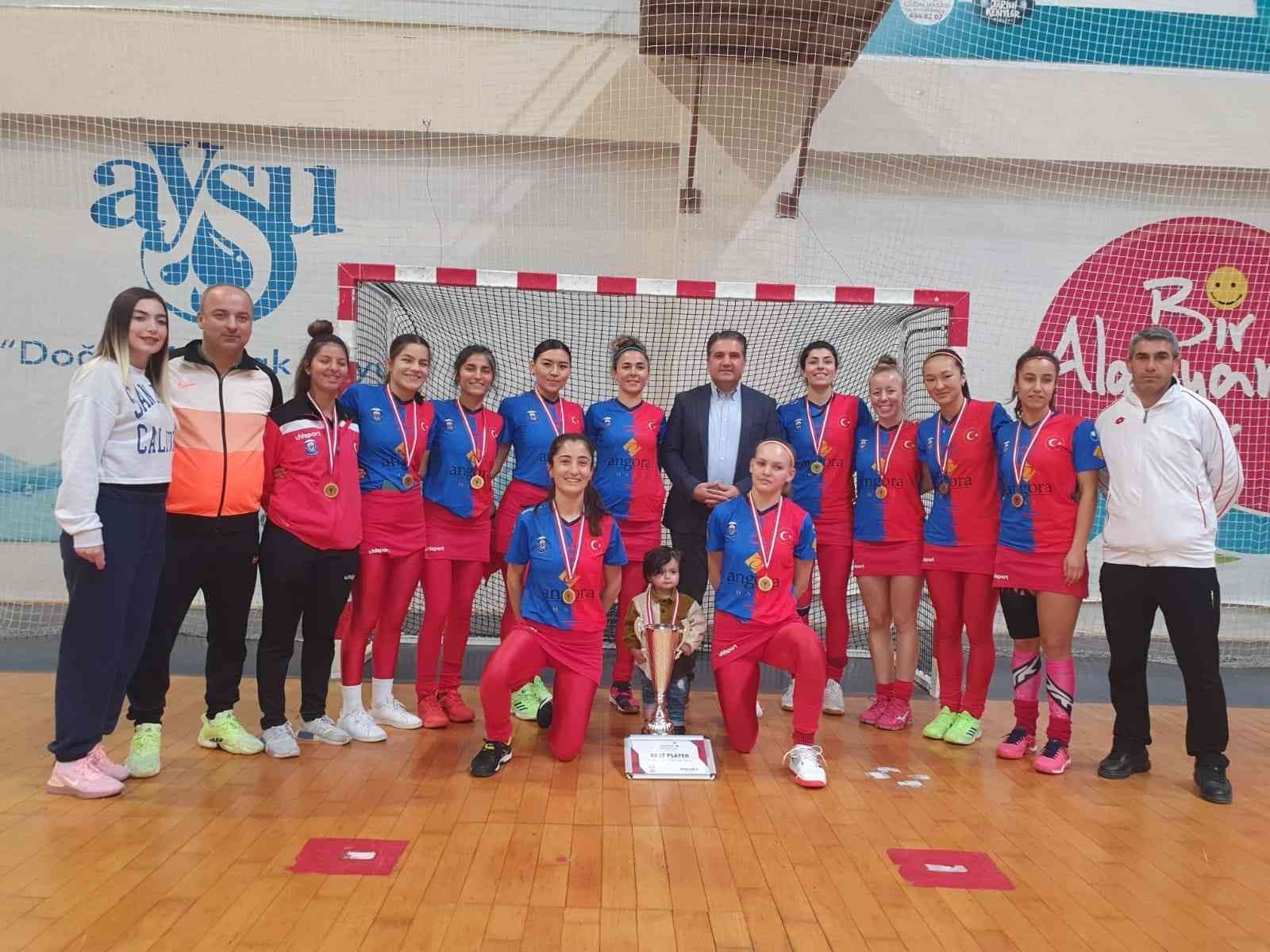 Gaziantep Polisgücü Spor Kulübü kadın ve erkek hokey takımları, yarın başlayacak olan THF Kadın ve Erkekler Açık Alan Süper Ligi hazırlıklarını ...