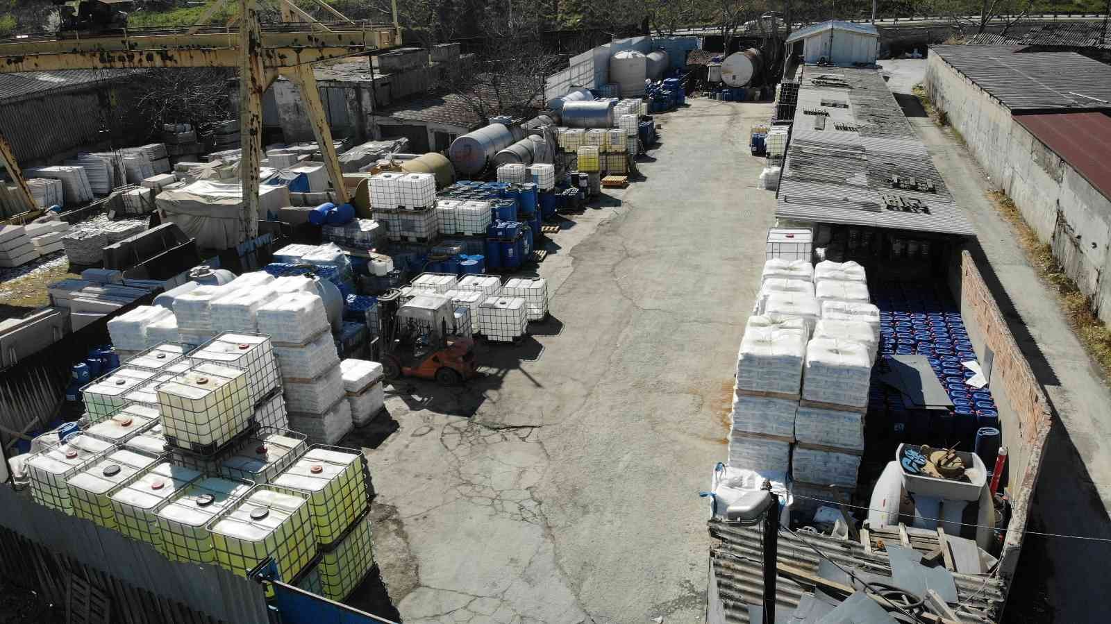 Gaziosmanpaşa’da kimyasal madde kazanındaki patlama sonrası iş yeri mühürlendi Gaziosmanpaşa’da gece saatlerinde yaşanan olayda kimyasal maddelerin depolama olarak kullanılan alanda bulunan ‘sodyum hipoklorit’ tankında ...