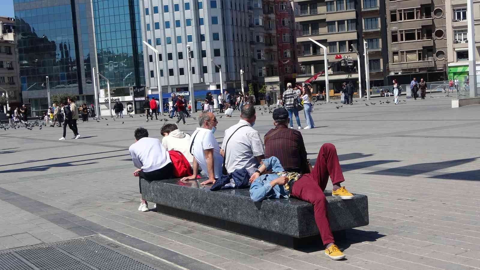 Güzel havayı görenler Taksim’e akın etti İstanbul’da havanın güneşli olmasını fırsat bilen yerli ve yabancı turistler Taksim’e akın etti. İstanbul’da hafta sonu hava sıcaklığının ...
