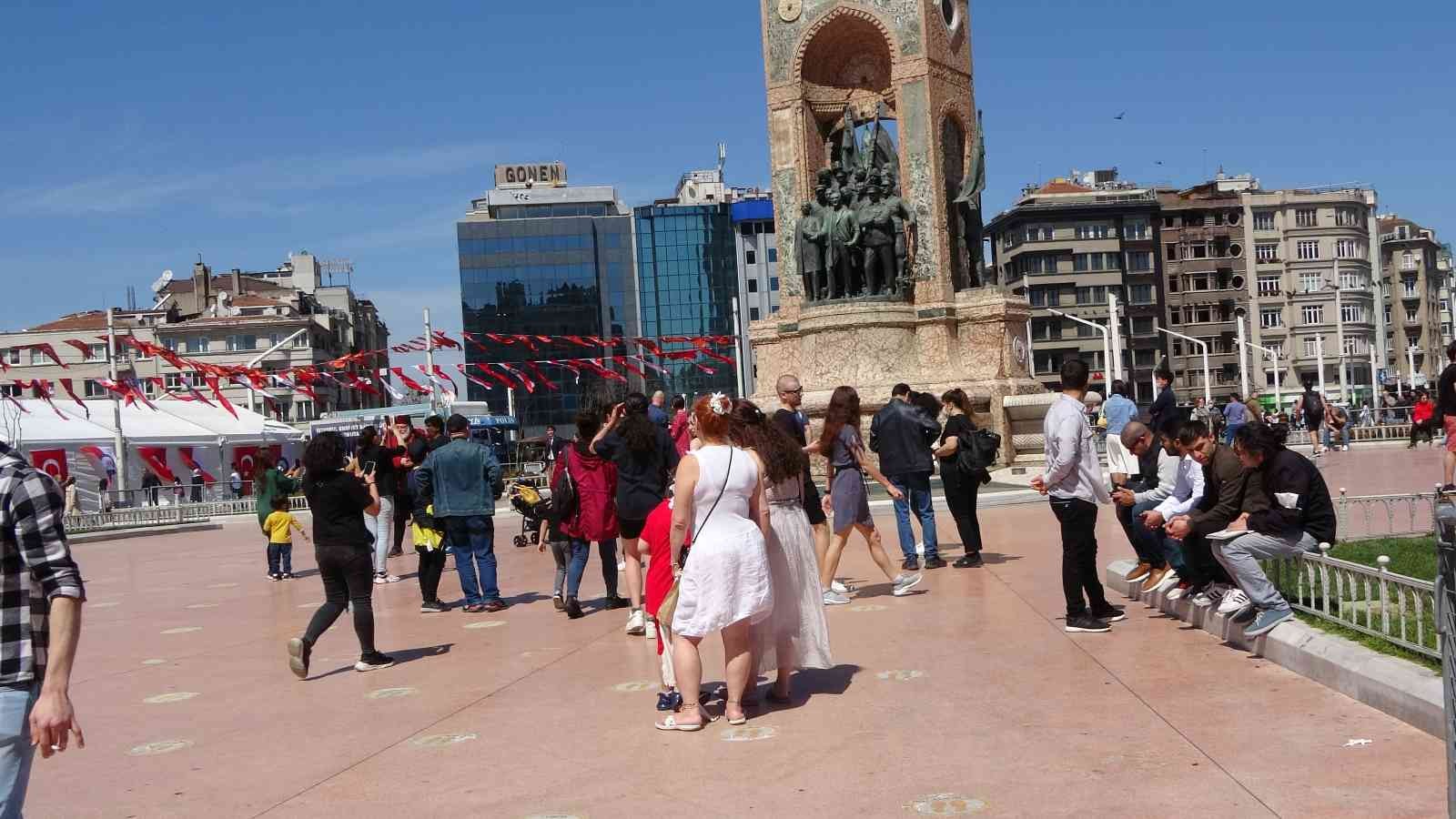 Güzel havayı görenler Taksim’e akın etti İstanbul’da havanın güneşli olmasını fırsat bilen yerli ve yabancı turistler Taksim’e akın etti. İstanbul’da hafta sonu hava sıcaklığının ...