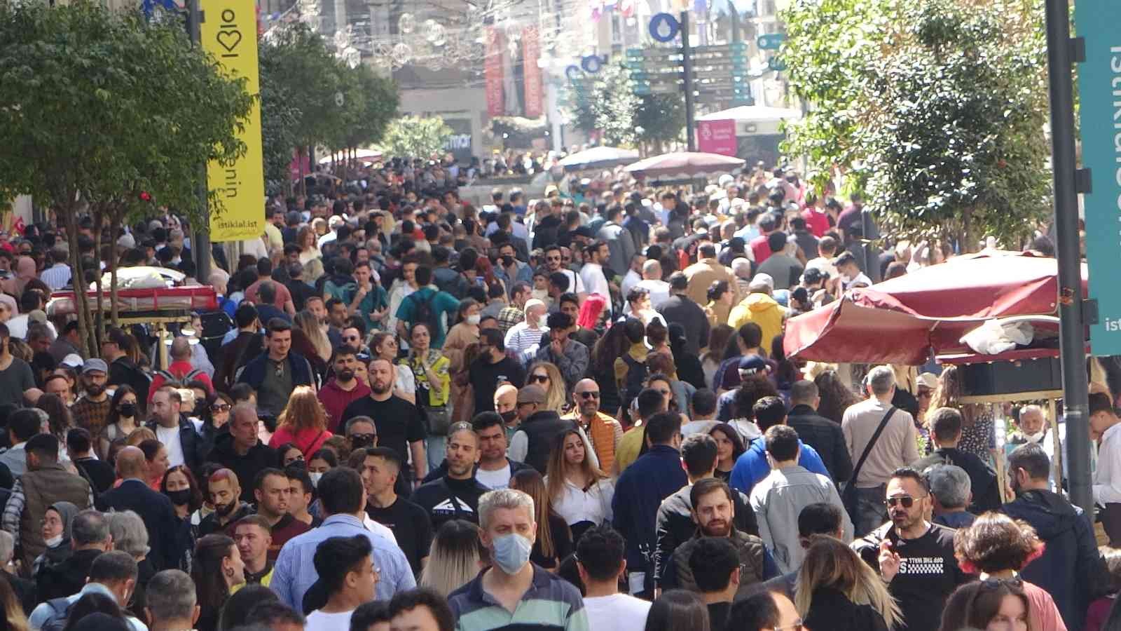 Güzel havayı görenler Taksim’e akın etti İstanbul’da havanın güneşli olmasını fırsat bilen yerli ve yabancı turistler Taksim’e akın etti. İstanbul’da hafta sonu hava sıcaklığının ...