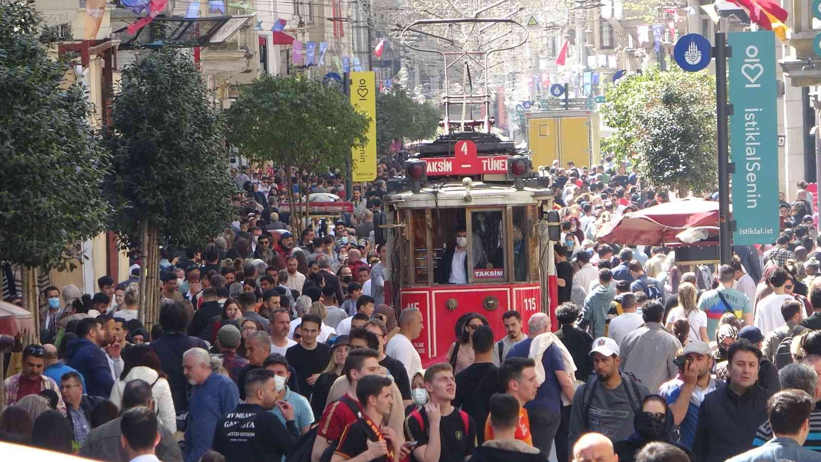 Güzel havayı görenler Taksim’e akın etti İstanbul’da havanın güneşli olmasını fırsat bilen yerli ve yabancı turistler Taksim’e akın etti. İstanbul’da hafta sonu hava sıcaklığının ...