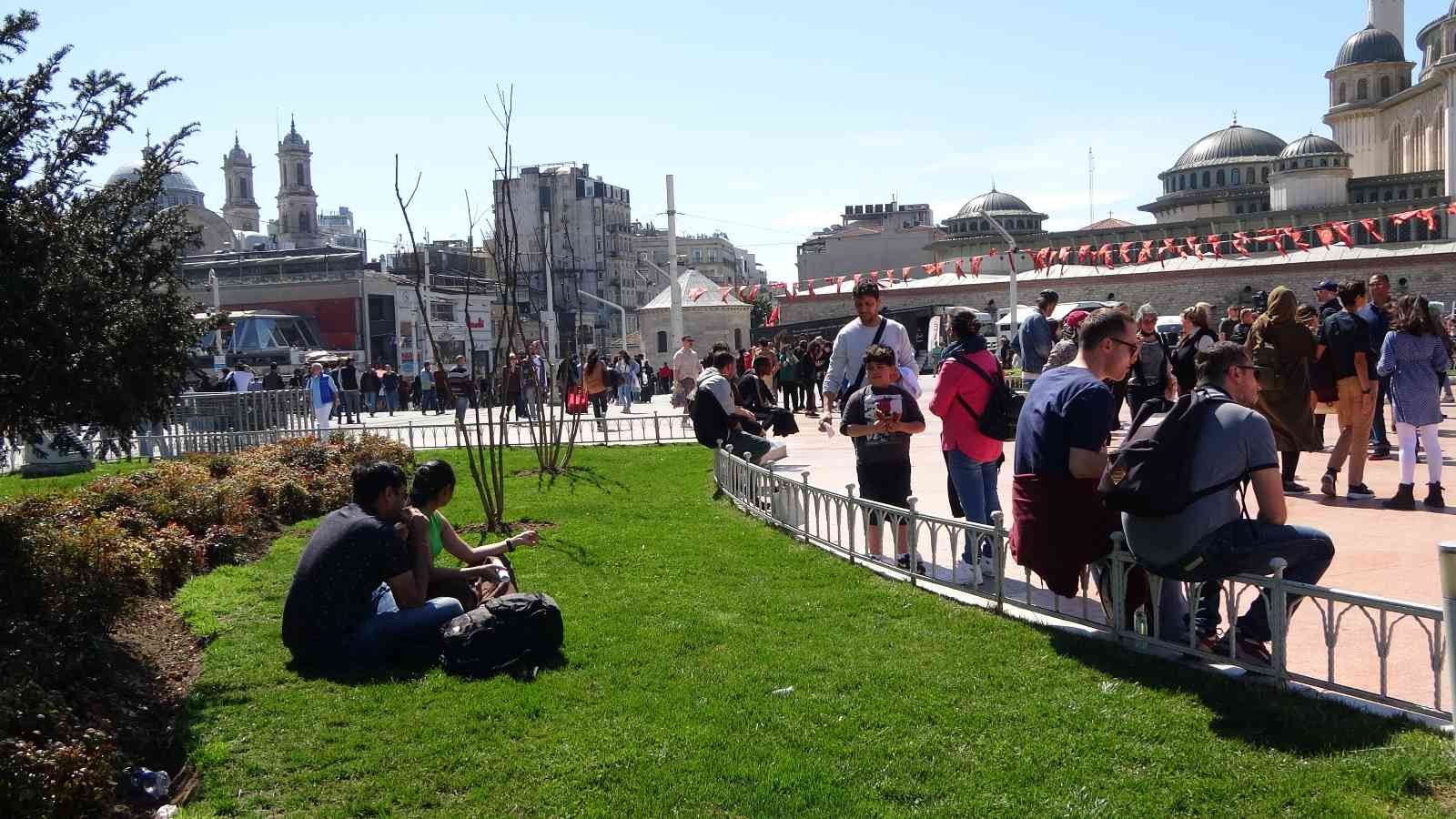 Güzel havayı görenler Taksim’e akın etti İstanbul’da havanın güneşli olmasını fırsat bilen yerli ve yabancı turistler Taksim’e akın etti. İstanbul’da hafta sonu hava sıcaklığının ...