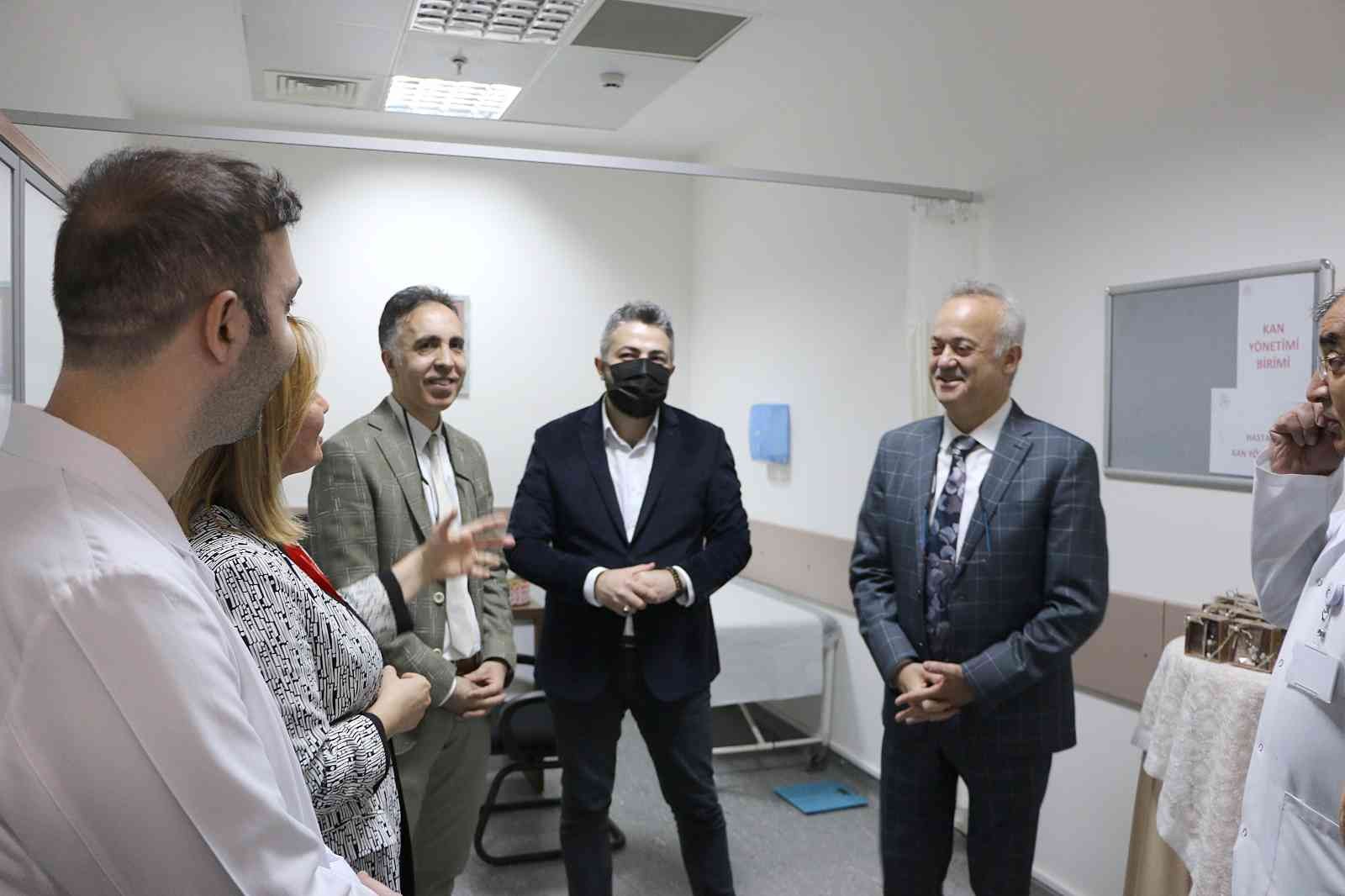 Hasta Kan Yönetimi Polikliniği Türkiye’de ilk defa SEAH’da açıldı Hasta Kan Yönetimi Anemi Polikliniği Sakarya Eğitim ve Araştırma Hastanesi’nde (SEAH) hizmete açıldı. Poliklinikte, hastaların kan kaybının en ...