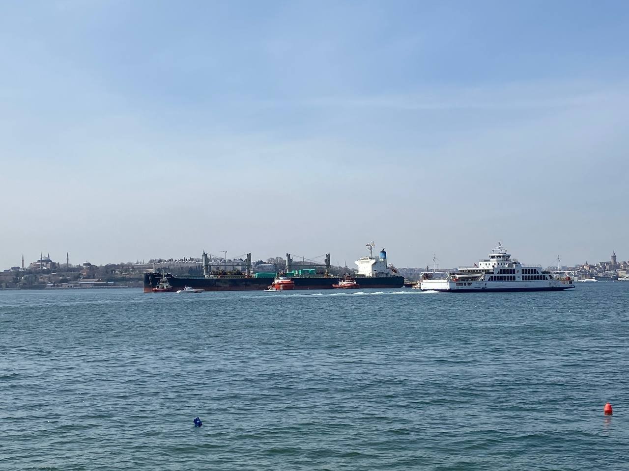 Üsküdar’da Haydarpaşa Limanı açıklarında yanaşma manevrası yapan 197 metre boyundaki Josco Taicang isimli, Hong Kong bayraklı yük gemisi karaya ...