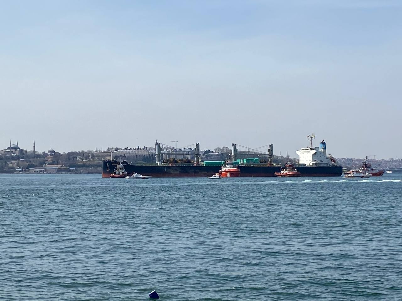 Üsküdar’da Haydarpaşa Limanı açıklarında yanaşma manevrası yapan 197 metre boyundaki Josco Taicang isimli, Hong Kong bayraklı yük gemisi karaya ...