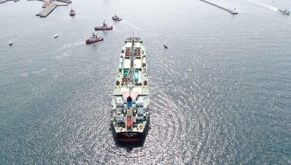 Üsküdar’da Haydarpaşa Limanı açıklarında yanaşma manevrası yapan 197 metre boyundaki Josco Taicang isimli, Hong Kong bayraklı yük gemisi karaya ...