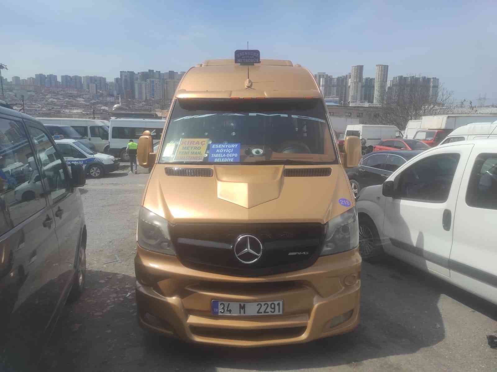 Esenyurt’ta "hız yapma" diye kendisini uyarak yolculara küfür ederek araçtan indiren minibüs şoförü, polis ekiplerince yakalandı. Toplam 741 TL ...