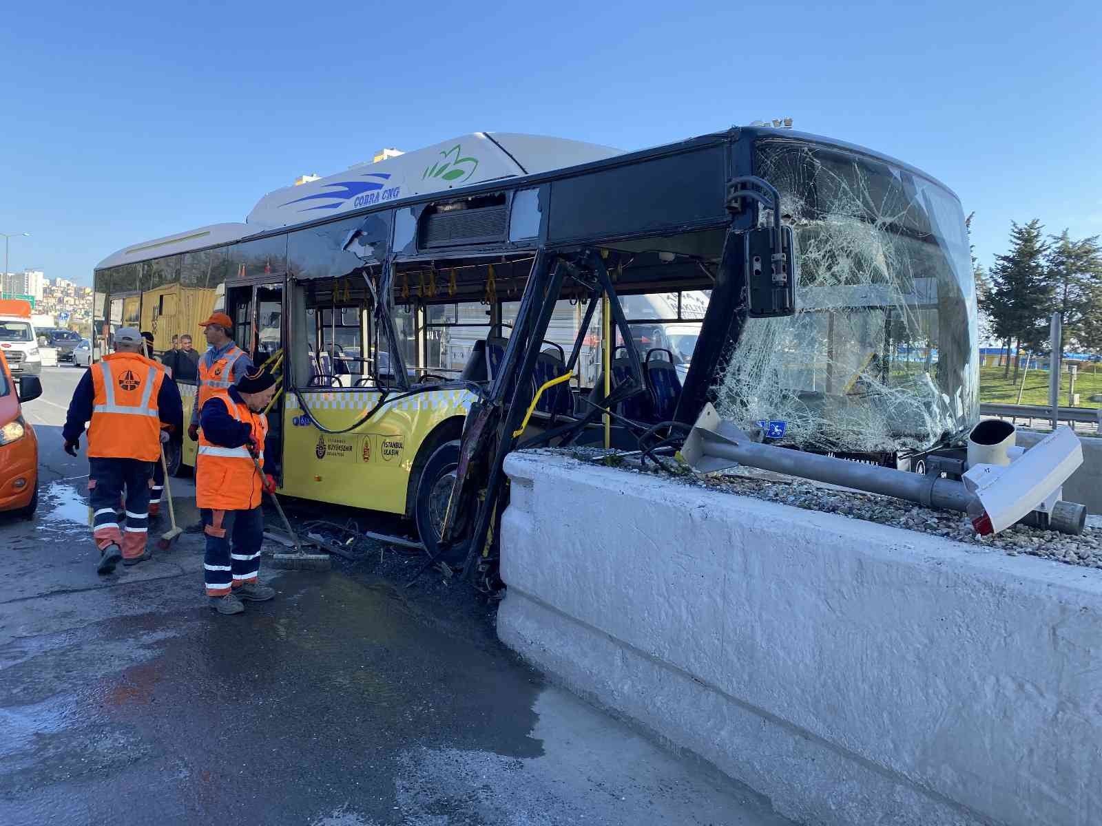İETT otobüsü gişe betonlarına çarptı: Faciadan dönüldü Esenyurt’ta, TEM Avcılar gişelerinden çıkış yapmaya çalışan bir İETT otobüsü, gişe betonlarına ‘ok’ gibi saplandı. Kaza sırasında boş olduğu ...
