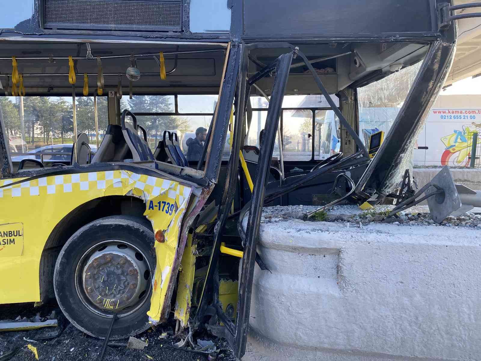 İETT otobüsü gişe betonlarına çarptı: Faciadan dönüldü Esenyurt’ta, TEM Avcılar gişelerinden çıkış yapmaya çalışan bir İETT otobüsü, gişe betonlarına ‘ok’ gibi saplandı. Kaza sırasında boş olduğu ...