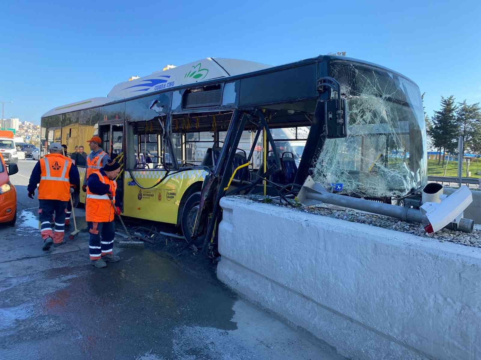 İETT otobüsü gişe betonlarına çarptı: Faciadan dönüldü Esenyurt’ta, TEM Avcılar gişelerinden çıkış yapmaya çalışan bir İETT otobüsü, gişe betonlarına ‘ok’ gibi saplandı. Kaza sırasında boş olduğu ...