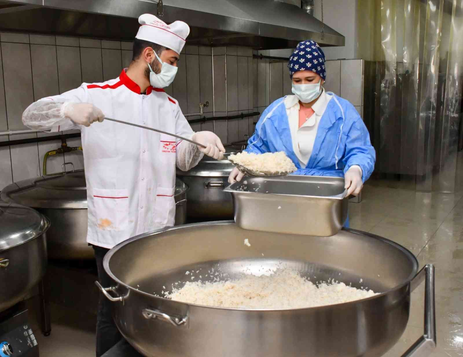 İhtiyaç sahiplerinin iftarlıkları dev kazanlarda böyle hazırlandı Esenyurt Belediyesi ekipleri tarafından dev kazanlarda pişirilen iftarlık yemekler ile gıda kolisi ihtiyaç sahiplerine dağıtılıyor. Ramazan ayı ...