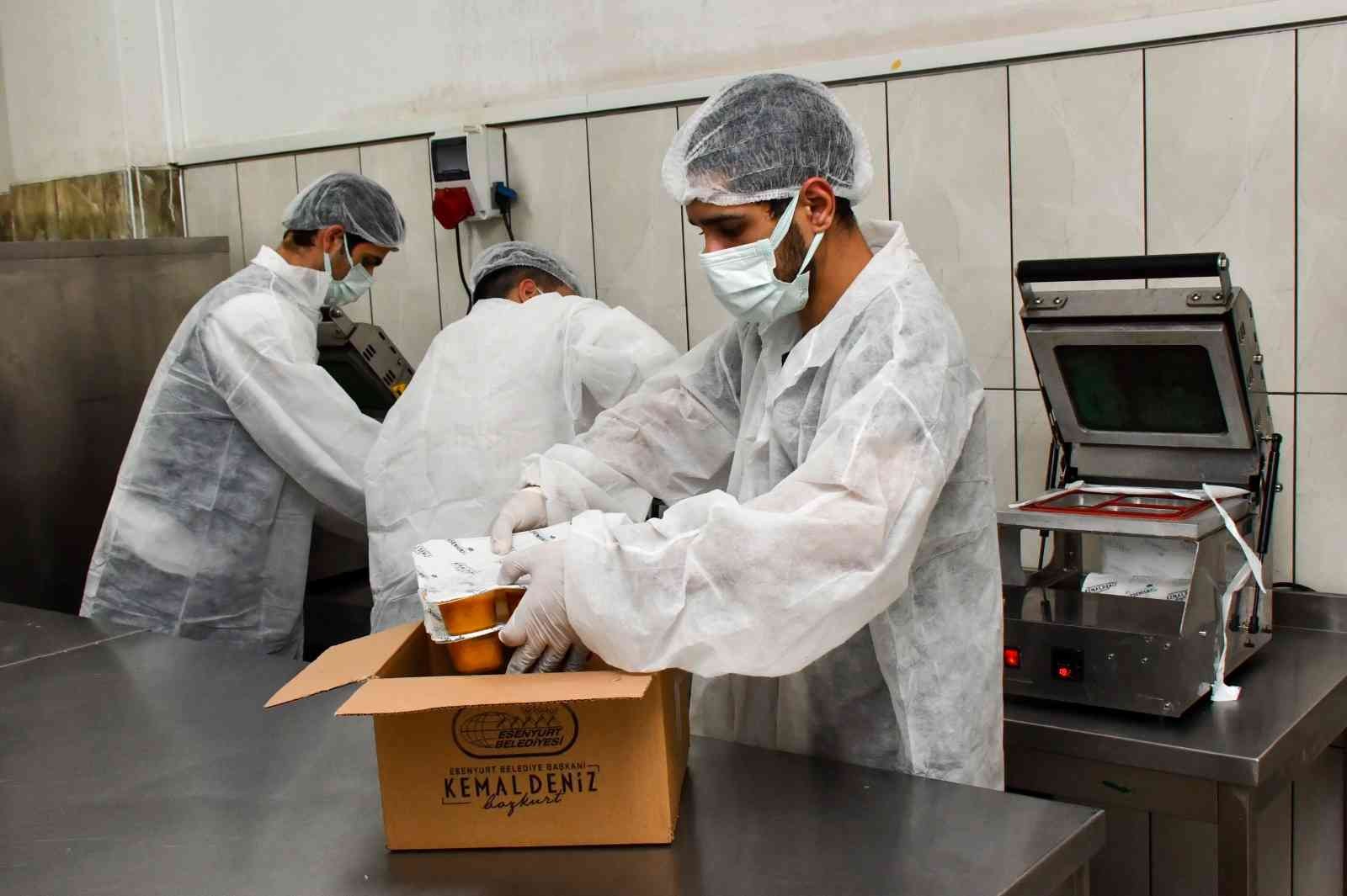 İhtiyaç sahiplerinin iftarlıkları dev kazanlarda böyle hazırlandı Esenyurt Belediyesi ekipleri tarafından dev kazanlarda pişirilen iftarlık yemekler ile gıda kolisi ihtiyaç sahiplerine dağıtılıyor. Ramazan ayı ...