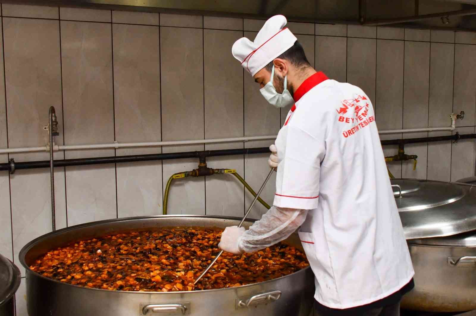 İhtiyaç sahiplerinin iftarlıkları dev kazanlarda böyle hazırlandı Esenyurt Belediyesi ekipleri tarafından dev kazanlarda pişirilen iftarlık yemekler ile gıda kolisi ihtiyaç sahiplerine dağıtılıyor. Ramazan ayı ...