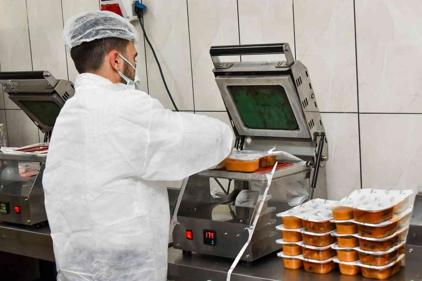 İhtiyaç sahiplerinin iftarlıkları dev kazanlarda böyle hazırlandı Esenyurt Belediyesi ekipleri tarafından dev kazanlarda pişirilen iftarlık yemekler ile gıda kolisi ihtiyaç sahiplerine dağıtılıyor. Ramazan ayı ...