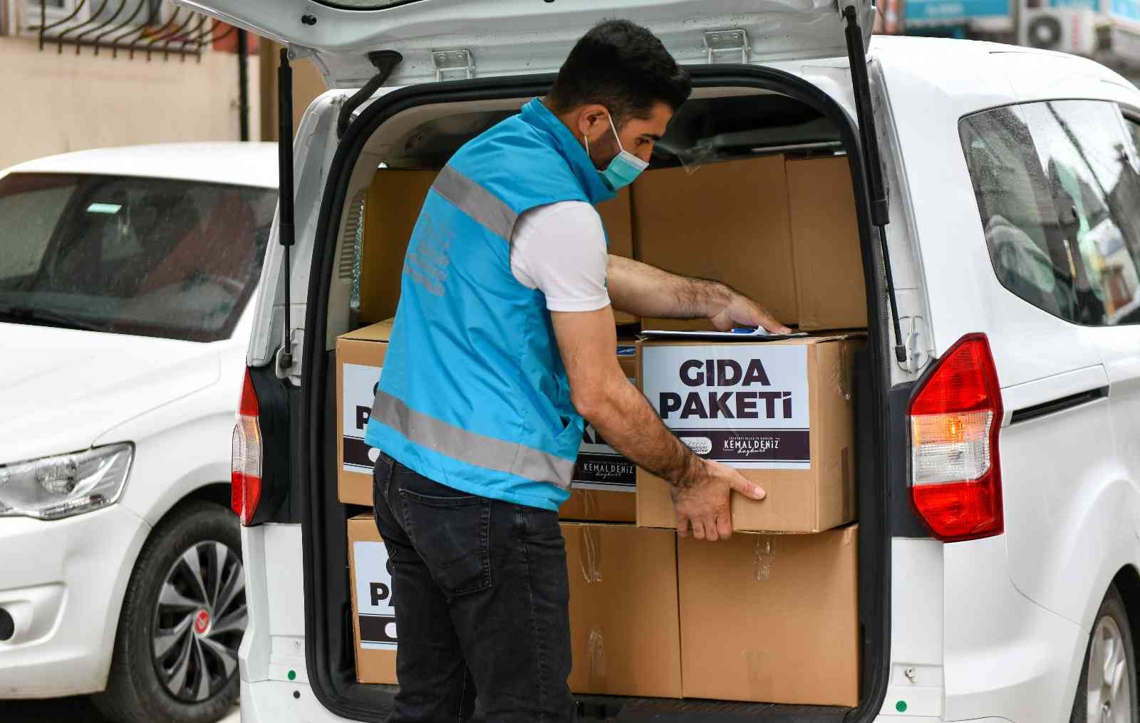 İhtiyaç sahiplerinin iftarlıkları dev kazanlarda böyle hazırlandı Esenyurt Belediyesi ekipleri tarafından dev kazanlarda pişirilen iftarlık yemekler ile gıda kolisi ihtiyaç sahiplerine dağıtılıyor. Ramazan ayı ...