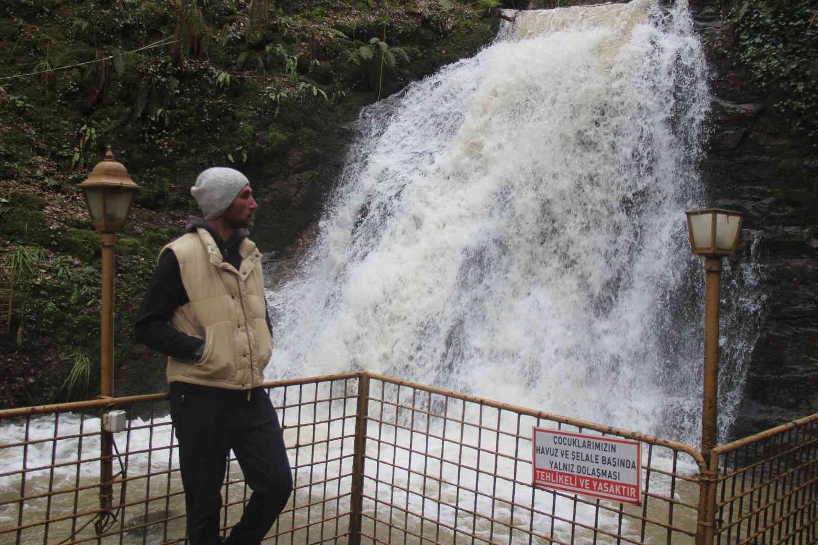 Kocaeli’nin Gölcük ilçesinde bulunan, yürüyüş parkuru ve doğasıyla hayranlık uyandıran Nüzhetiye Şelalesi, doğaseverlerin keşfini bekliyor ...