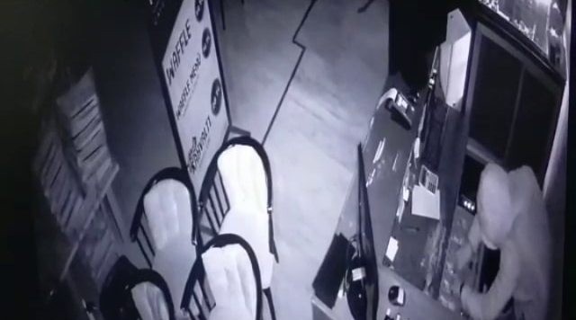 Sakarya’nın Adapazarı ilçesinde 3 farklı iş yerinde hırsızlık yaptığı tespit edilen şüpheli polis ekiplerince yakalandı. Şüphelinin iş yerinin ...