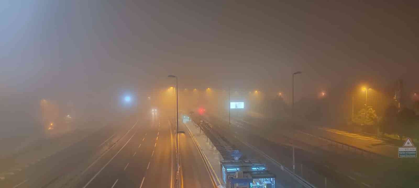 İstanbul gece sise gömüldü İstanbul’da gece saatlerinde etkili olan yoğun sis nedeniyle 15 Temmuz Şehitler Köprüsünün bir kısmı görünmez hale geldi. D-100 Karayolunda da ...