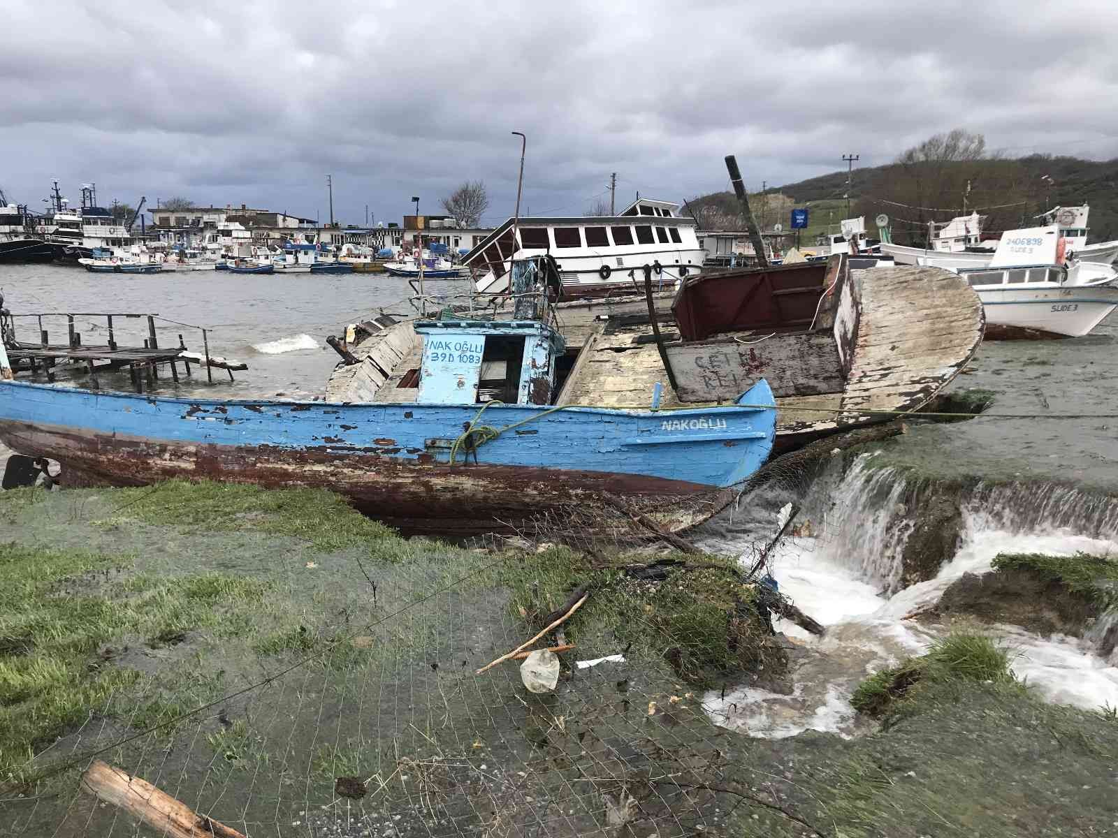 İstanbul’a su sağlayan baraj taştı, balıkçı barınakları ve tekneler zarar gördü Kırklareli’nde İstanbul’a su sağlayan Kazandere Barajı’nın taşması sonucu limandaki balıkçı barınakları ve tekneler zarar gördü. Kırklareli’nin ...