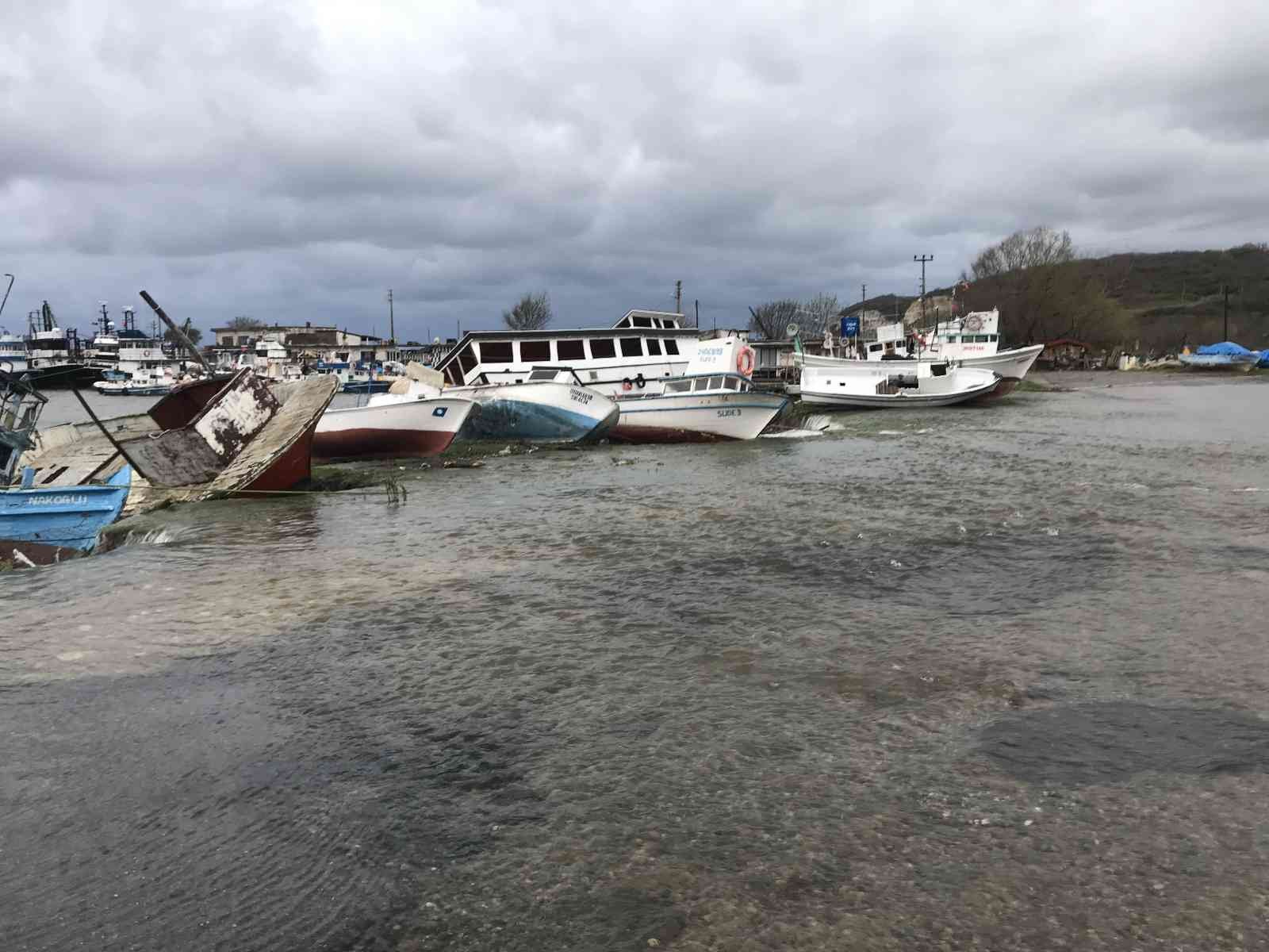 İstanbul’a su sağlayan baraj taştı, balıkçı barınakları ve tekneler zarar gördü Kırklareli’nde İstanbul’a su sağlayan Kazandere Barajı’nın taşması sonucu limandaki balıkçı barınakları ve tekneler zarar gördü. Kırklareli’nin ...