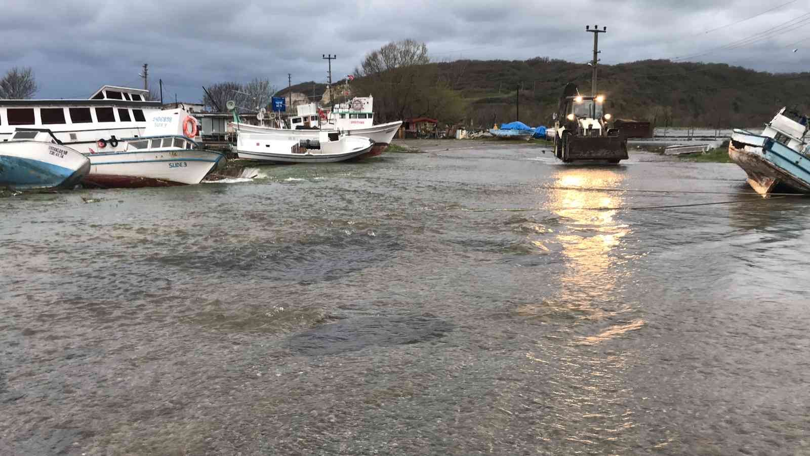 İstanbul’a su sağlayan baraj taştı, balıkçı barınakları ve tekneler zarar gördü Kırklareli’nde İstanbul’a su sağlayan Kazandere Barajı’nın taşması sonucu limandaki balıkçı barınakları ve tekneler zarar gördü. Kırklareli’nin ...