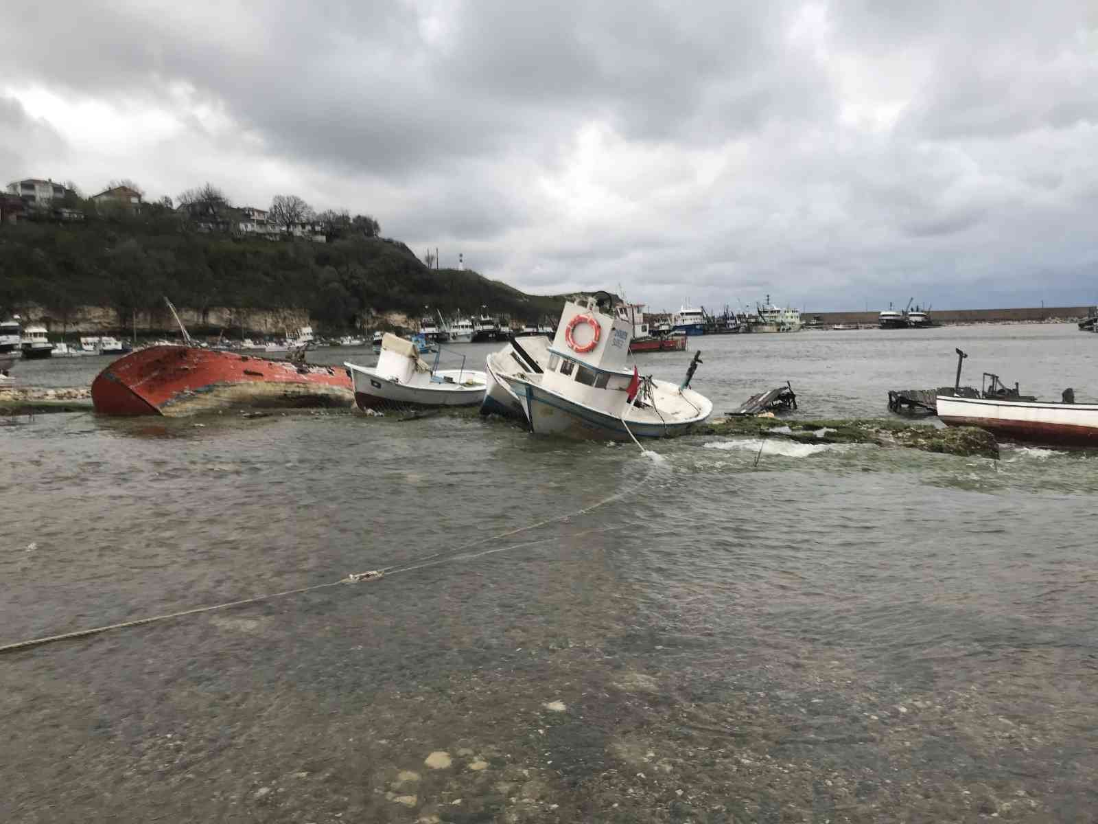 İstanbul’a su sağlayan baraj taştı, balıkçı barınakları ve tekneler zarar gördü Kırklareli’nde İstanbul’a su sağlayan Kazandere Barajı’nın taşması sonucu limandaki balıkçı barınakları ve tekneler zarar gördü. Kırklareli’nin ...