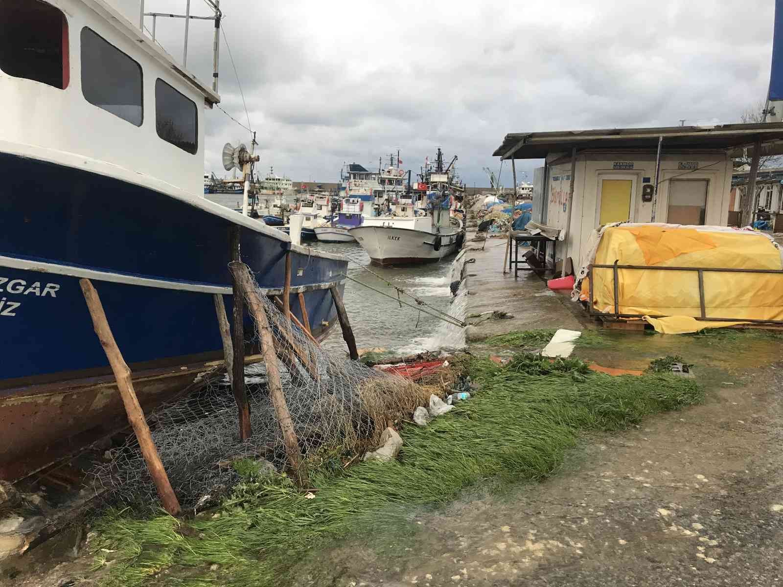 İstanbul’a su sağlayan baraj taştı, balıkçı barınakları ve tekneler zarar gördü Kırklareli’nde İstanbul’a su sağlayan Kazandere Barajı’nın taşması sonucu limandaki balıkçı barınakları ve tekneler zarar gördü. Kırklareli’nin ...