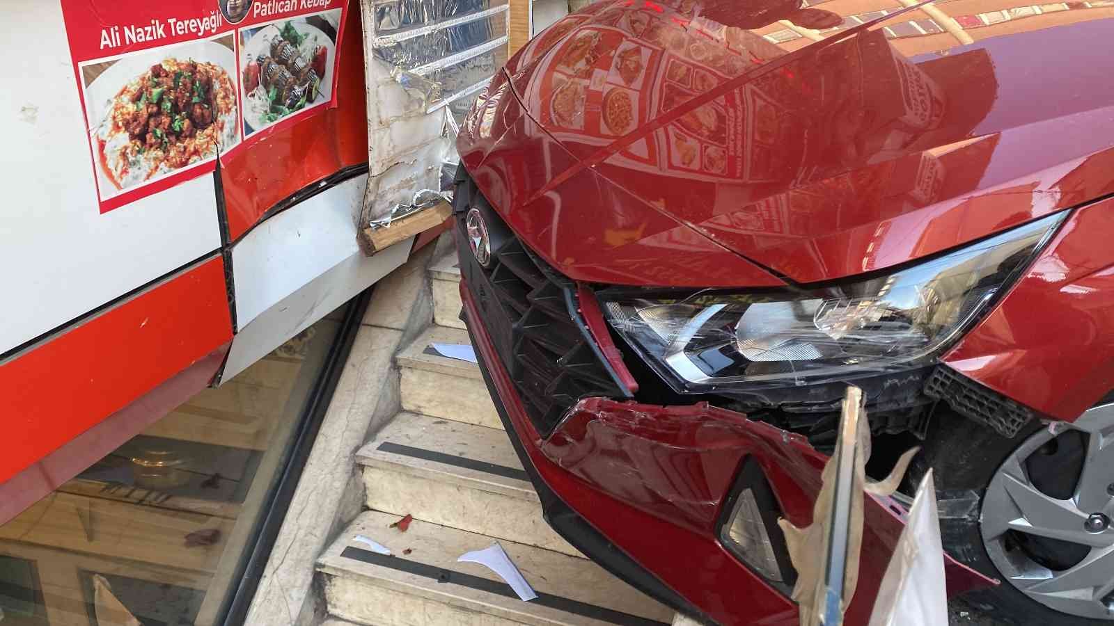 İstanbul’da dehşet anları kamerada: Fren yerine gaza basınca iki gence çarptı Kağıthane Çağlayan’da yabancı uyruklu sürücü kiralık araçla seyrettiği esnada fren yerine gaza basınca ortalık karıştı. Kontrolden çıkan araç ...