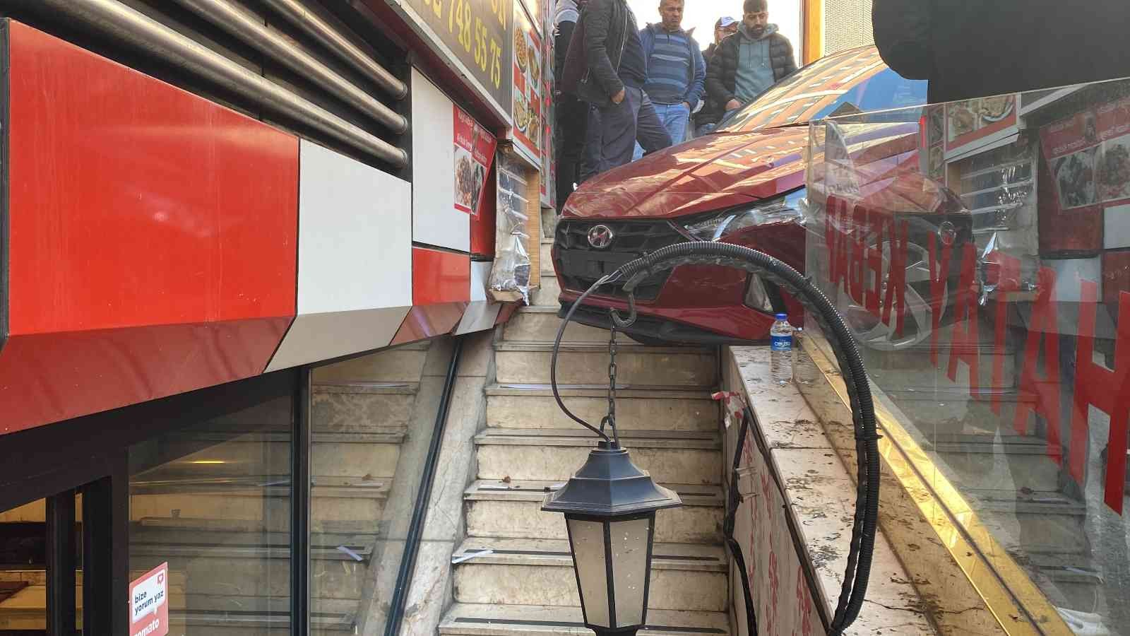 İstanbul’da dehşet anları kamerada: Fren yerine gaza basınca iki gence çarptı Kağıthane Çağlayan’da yabancı uyruklu sürücü kiralık araçla seyrettiği esnada fren yerine gaza basınca ortalık karıştı. Kontrolden çıkan araç ...