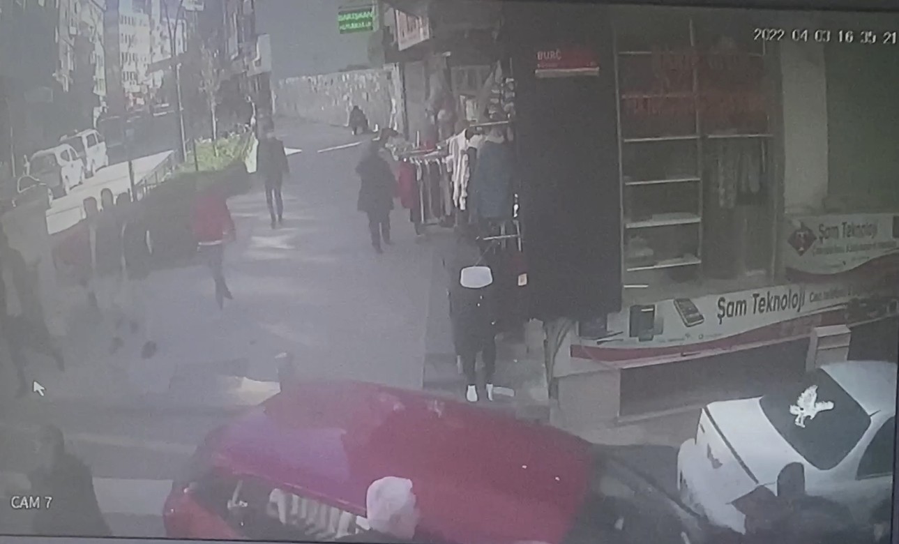 İstanbul’da dehşet anları kamerada: Fren yerine gaza basınca iki gence çarptı Kağıthane Çağlayan’da yabancı uyruklu sürücü kiralık araçla seyrettiği esnada fren yerine gaza basınca ortalık karıştı. Kontrolden çıkan araç ...