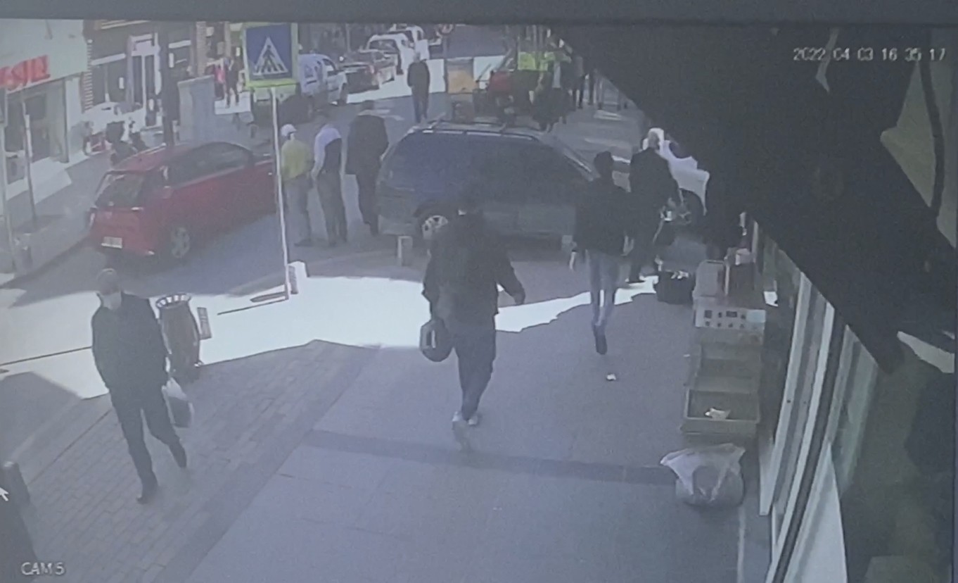 İstanbul’da dehşet anları kamerada: Fren yerine gaza basınca iki gence çarptı Kağıthane Çağlayan’da yabancı uyruklu sürücü kiralık araçla seyrettiği esnada fren yerine gaza basınca ortalık karıştı. Kontrolden çıkan araç ...