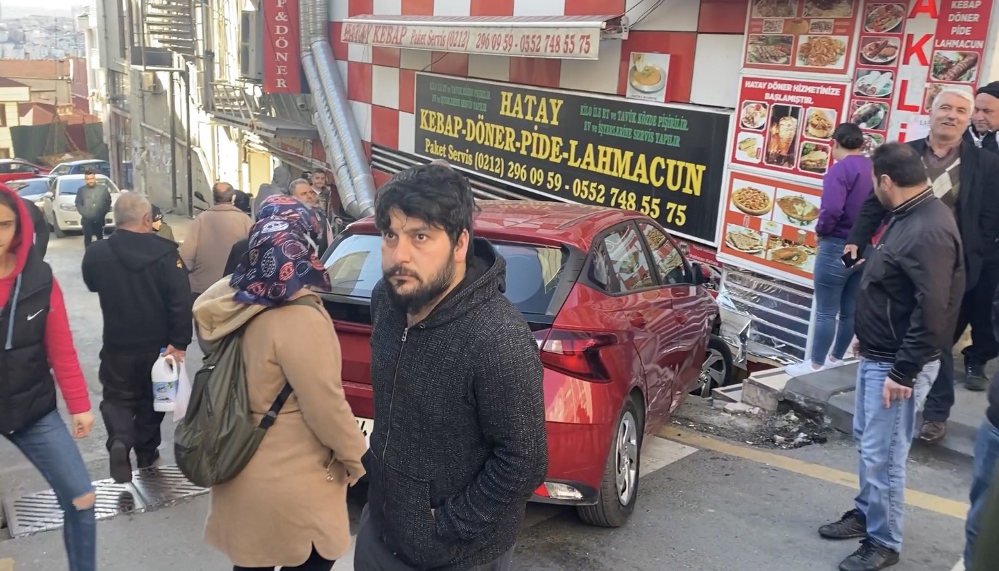 İstanbul’da dehşet anları kamerada: Fren yerine gaza basınca iki gence çarptı Kağıthane Çağlayan’da yabancı uyruklu sürücü kiralık araçla seyrettiği esnada fren yerine gaza basınca ortalık karıştı. Kontrolden çıkan araç ...