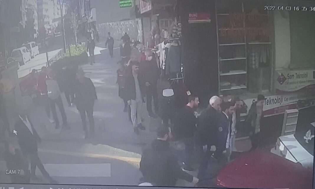 istanbulda-dehset-anlari-kamerada-fren-yerine-gaza-basinca-iki-gence-carpti-vIc5ZWmm.jpg