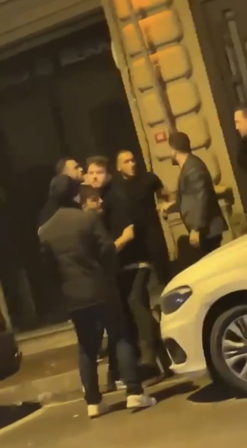 İstanbul’da fenomenlerin partisinde kavga: Masa ve şişeler havada uçuştu Karaköy’de bir gece kulübünde parti veren sosyal medya fenomenleri arasında çıkan tartışma kavgaya dönüştü. Masa, şişe ve yumrukların havada ...