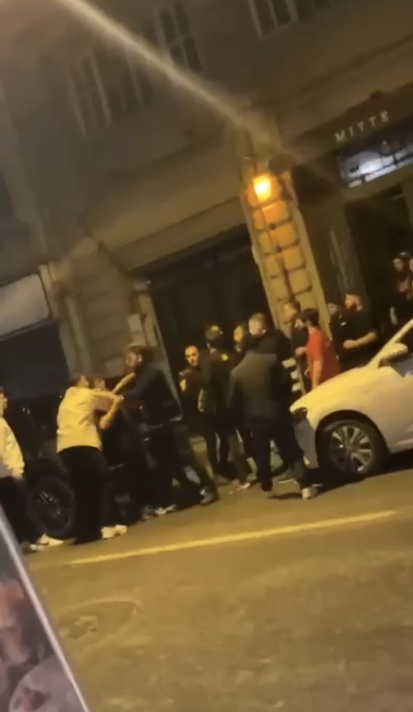 İstanbul’da fenomenlerin partisinde kavga: Masa ve şişeler havada uçuştu Karaköy’de bir gece kulübünde parti veren sosyal medya fenomenleri arasında çıkan tartışma kavgaya dönüştü. Masa, şişe ve yumrukların havada ...