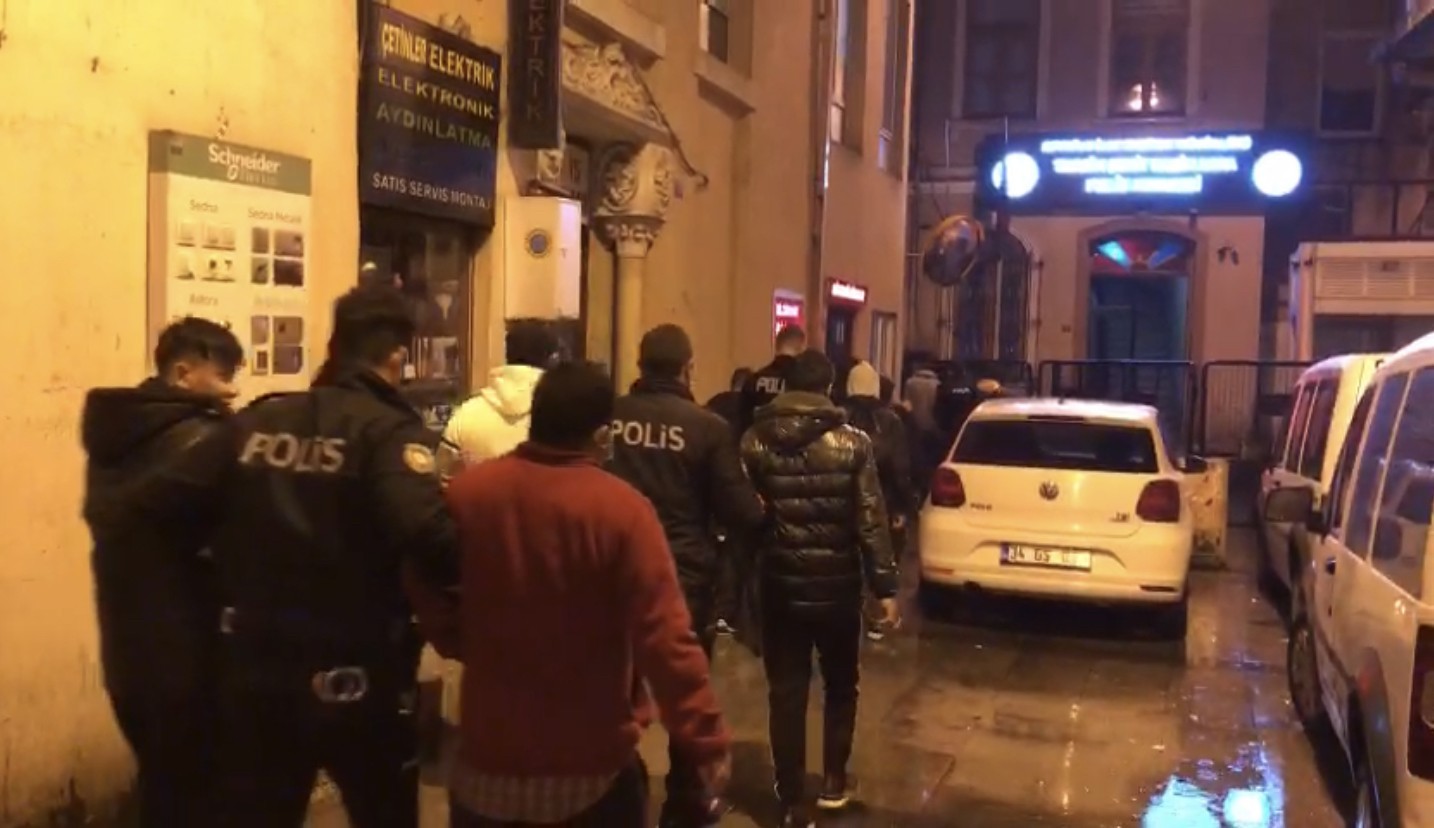 Beyoğlu Devriye Ekipler Amirliği polisleri, ihbar üzerine bir eve yaptıkları baskında yurtdışına kaçmak üzere olan Nepal uyruklu 37 düzensiz ...