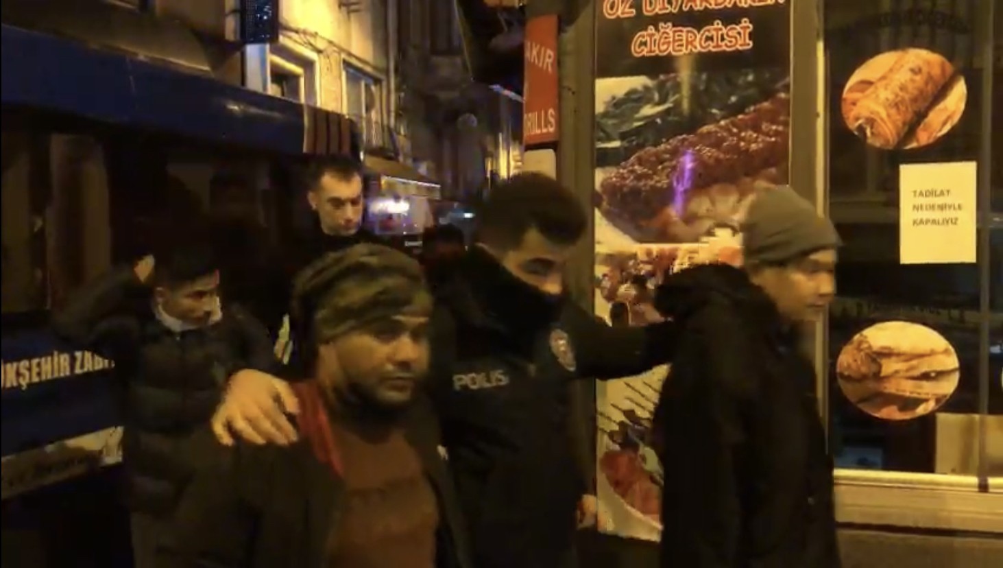 Beyoğlu Devriye Ekipler Amirliği polisleri, ihbar üzerine bir eve yaptıkları baskında yurtdışına kaçmak üzere olan Nepal uyruklu 37 düzensiz ...