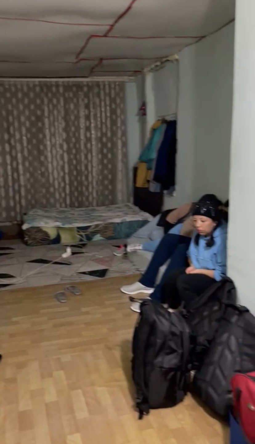 Beyoğlu Devriye Ekipler Amirliği polisleri, ihbar üzerine bir eve yaptıkları baskında yurtdışına kaçmak üzere olan Nepal uyruklu 37 düzensiz ...