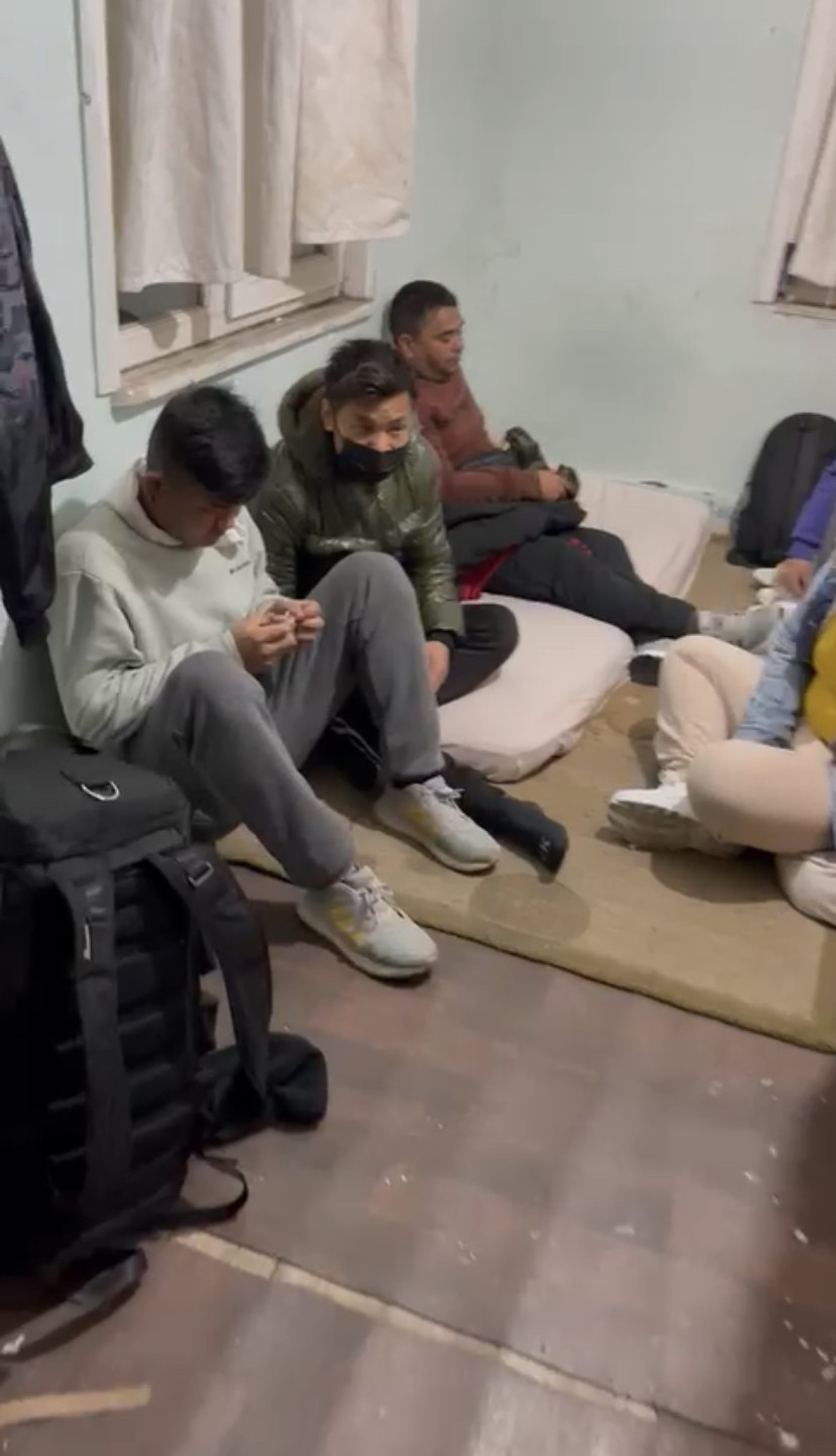 Beyoğlu Devriye Ekipler Amirliği polisleri, ihbar üzerine bir eve yaptıkları baskında yurtdışına kaçmak üzere olan Nepal uyruklu 37 düzensiz ...