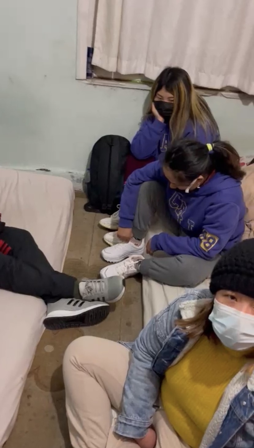 Beyoğlu Devriye Ekipler Amirliği polisleri, ihbar üzerine bir eve yaptıkları baskında yurtdışına kaçmak üzere olan Nepal uyruklu 37 düzensiz ...