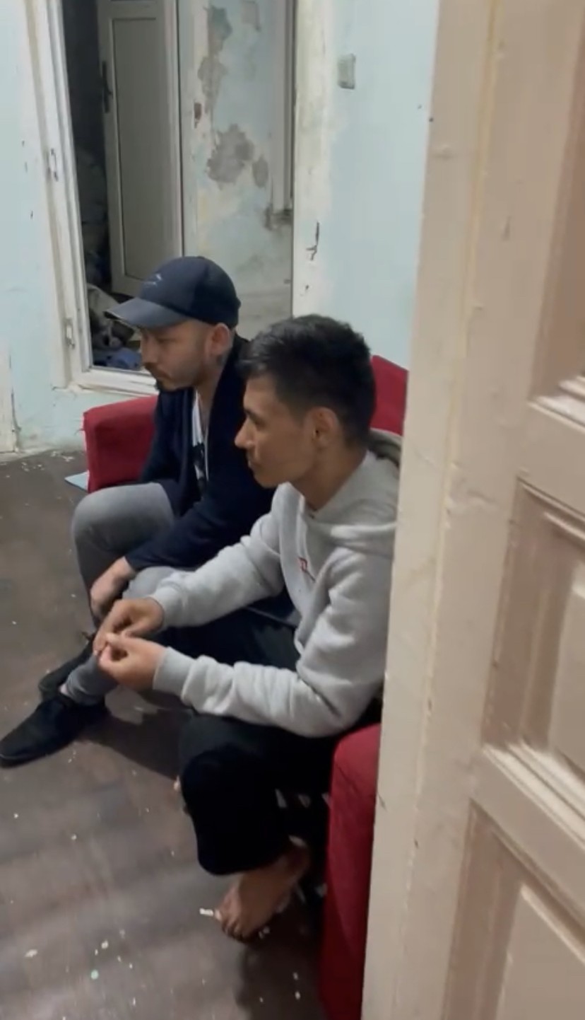 Beyoğlu Devriye Ekipler Amirliği polisleri, ihbar üzerine bir eve yaptıkları baskında yurtdışına kaçmak üzere olan Nepal uyruklu 37 düzensiz ...