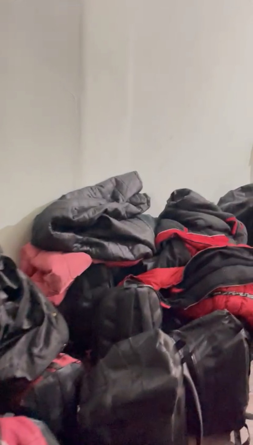 Beyoğlu Devriye Ekipler Amirliği polisleri, ihbar üzerine bir eve yaptıkları baskında yurtdışına kaçmak üzere olan Nepal uyruklu 37 düzensiz ...