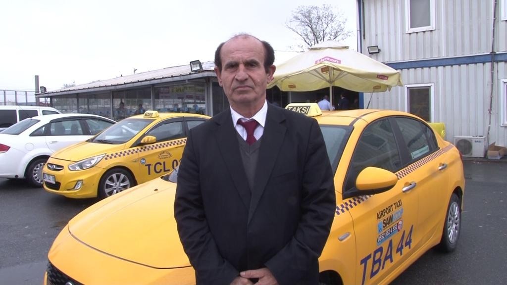 İstanbul’da yürekleri ısıtan görüntü: Taksici yaşlı kadını sırtında taşıdı İstanbul’da taksi şoförü Süleyman Güngör, 2. katta bulunan evine merdivenlerden çıkamayan yardıma muhtaç yaşlı kadını sırtında taşıyarak evine ...