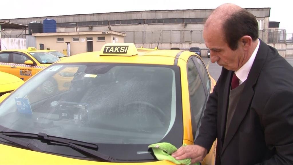 İstanbul’da yürekleri ısıtan görüntü: Taksici yaşlı kadını sırtında taşıdı İstanbul’da taksi şoförü Süleyman Güngör, 2. katta bulunan evine merdivenlerden çıkamayan yardıma muhtaç yaşlı kadını sırtında taşıyarak evine ...