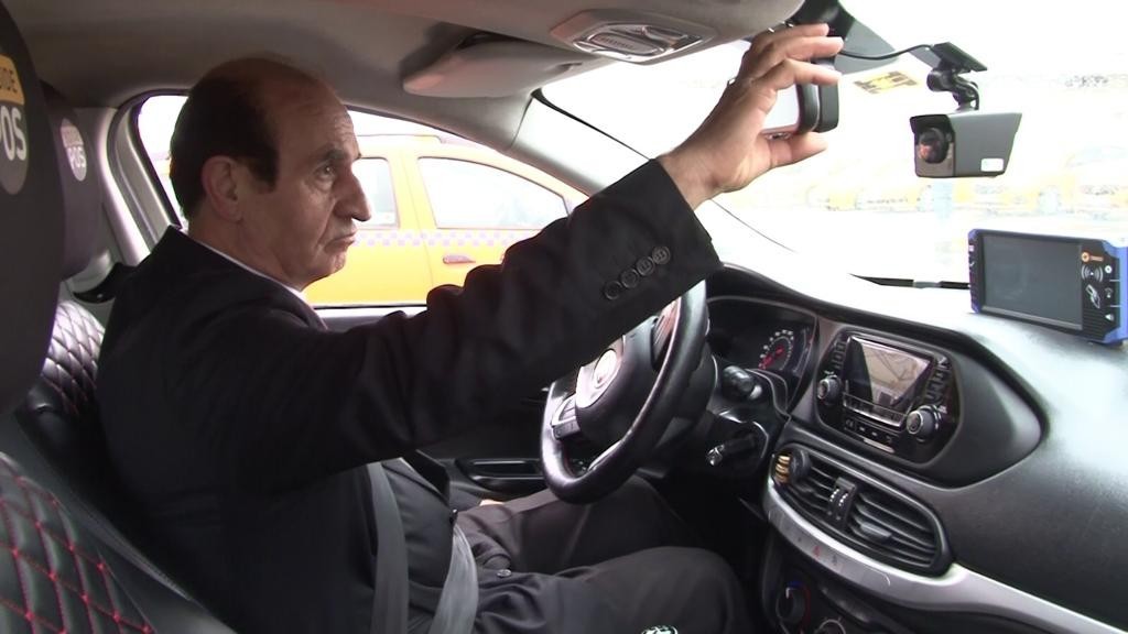 İstanbul’da yürekleri ısıtan görüntü: Taksici yaşlı kadını sırtında taşıdı İstanbul’da taksi şoförü Süleyman Güngör, 2. katta bulunan evine merdivenlerden çıkamayan yardıma muhtaç yaşlı kadını sırtında taşıyarak evine ...