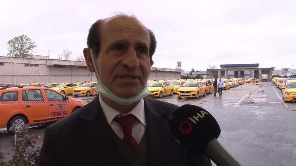 İstanbul’da yürekleri ısıtan görüntü: Taksici yaşlı kadını sırtında taşıdı İstanbul’da taksi şoförü Süleyman Güngör, 2. katta bulunan evine merdivenlerden çıkamayan yardıma muhtaç yaşlı kadını sırtında taşıyarak evine ...