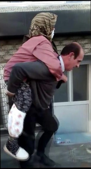 İstanbul’da yürekleri ısıtan görüntü: Taksici yaşlı kadını sırtında taşıdı İstanbul’da taksi şoförü Süleyman Güngör, 2. katta bulunan evine merdivenlerden çıkamayan yardıma muhtaç yaşlı kadını sırtında taşıyarak evine ...