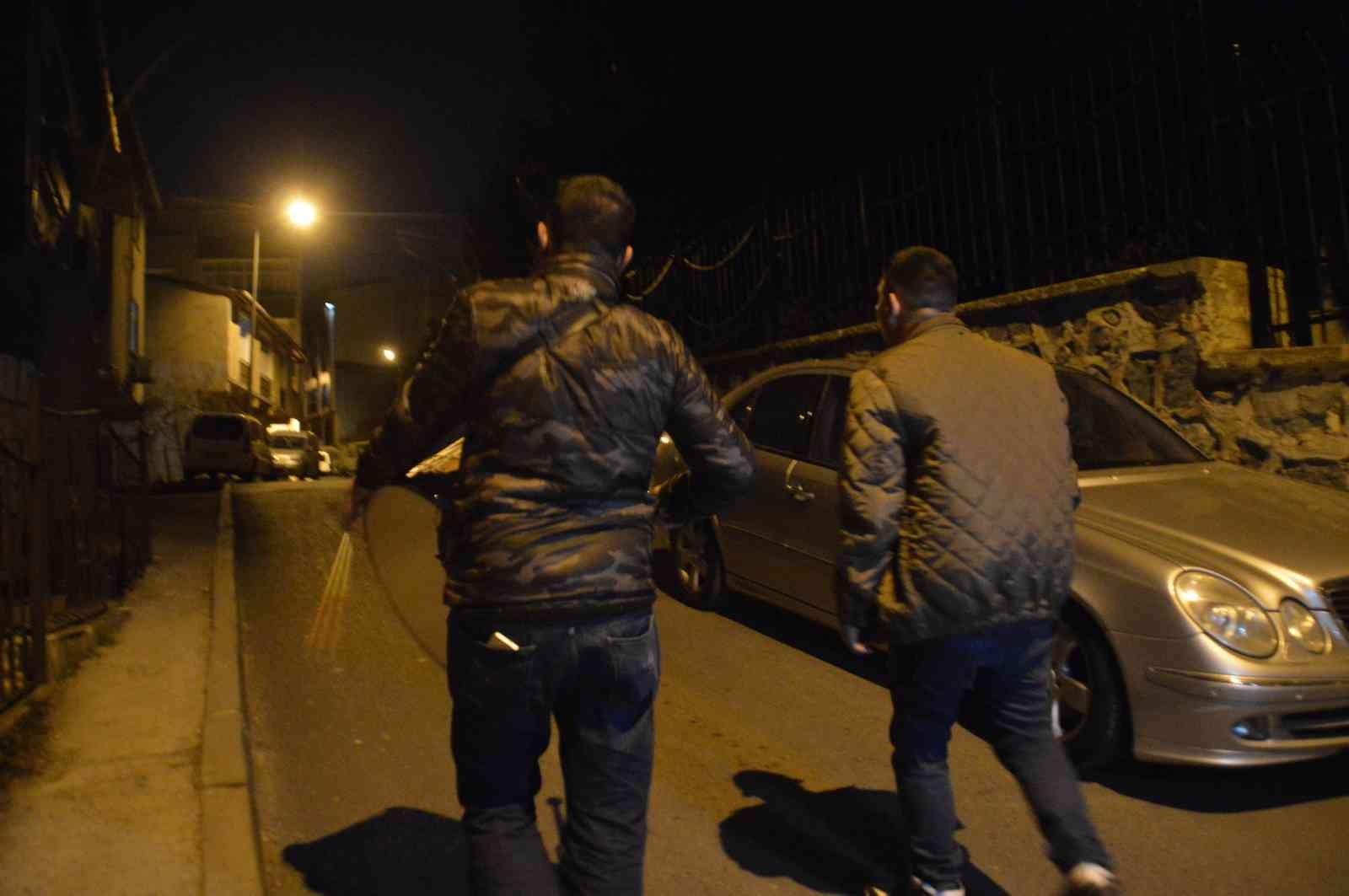 İstanbullular ilk sahura manilerle uyandı İstanbul’da Ramazan ayının ilk gecesinde sahur vakti için mani ve ilahiler eşliğinde davullar çalındı. Taksim İlahicisi olarak bilinen Rıdvan ...